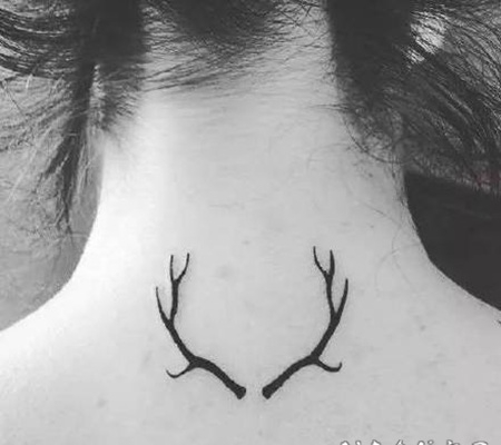 漂亮的黑灰鹿角纹身图片欣赏