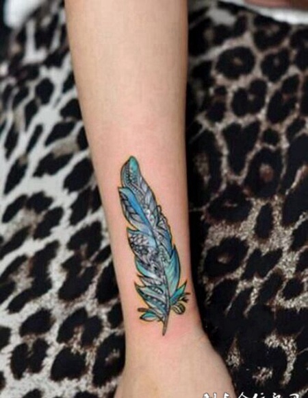 手腕创意羽毛纹身