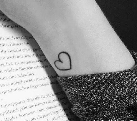 可爱的超简约小爱心形纹身图