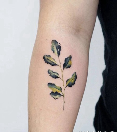 清新的小花草女神专属纹身图