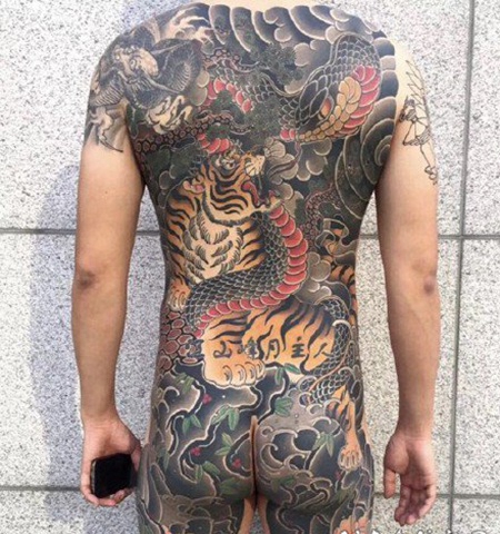 老传统风格的男性帅气纹身图片