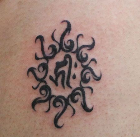 太阳花梵文纹身图案