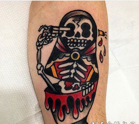 自寻短见，手臂搞怪的骷髅卡通纹身