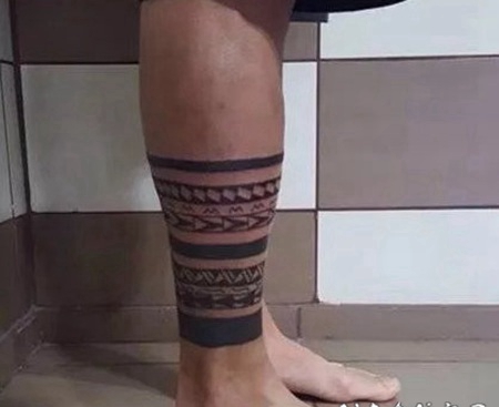 黑色的图腾臂环和腿环纹身图案