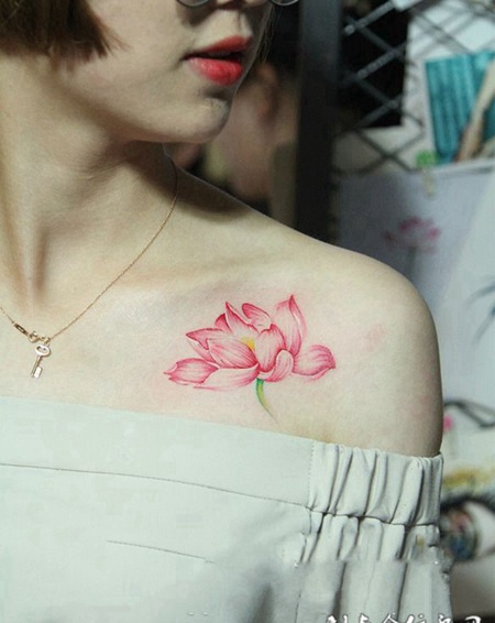 清风徐来送莲香，美女披肩清新莲花彩绘纹身