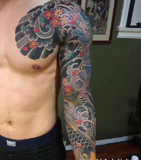 老传统的男性半胛纹身图案