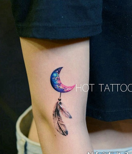 星空浩月，手臂梦幻月亮羽毛纹身图案