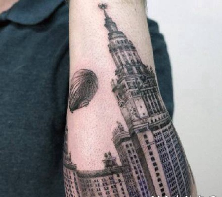黑灰色建筑主题的纹身作品