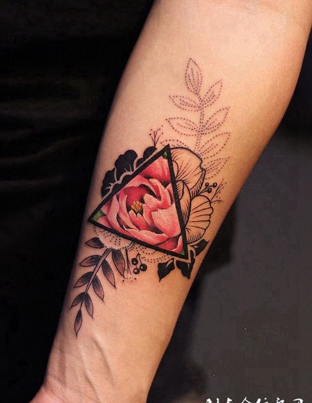 难掩娇艳的色彩，手臂几何图形牡丹花彩绘纹身