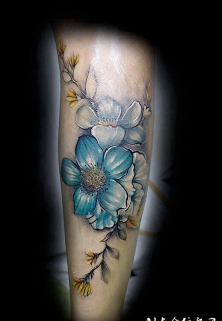 女人如花花似梦，手臂漂亮的花蕊个性纹身