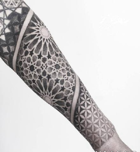 包小臂的黑色点刺梵花图腾纹身图案+