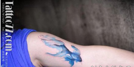 男生大臂内侧的小纹身作品欣赏