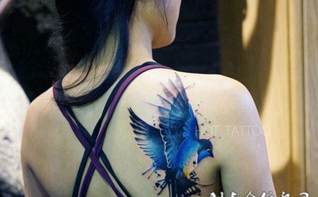 空中的小精灵，美女后背漂亮的蓝鸟水彩纹身图案