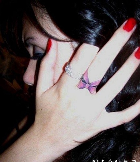 手指蝴蝶结纹身