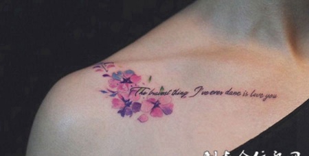 浪漫花语，美女锁骨清新花蕊英文纹身