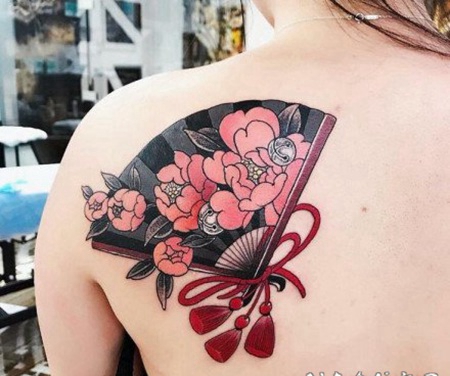 红色调的好看传统扇子纹身图案