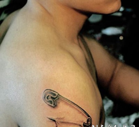 手臂d别针纹身之艺术魅力