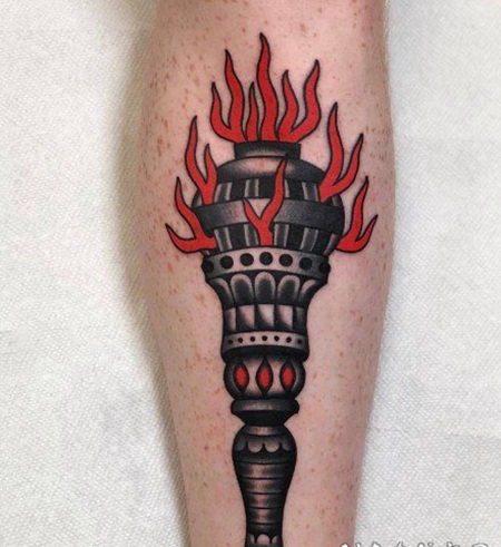 火炬主题的燃烧火炬纹身图案