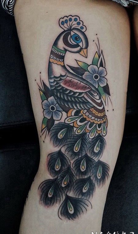 美的代言，大腿漂亮的孔雀彩绘纹身