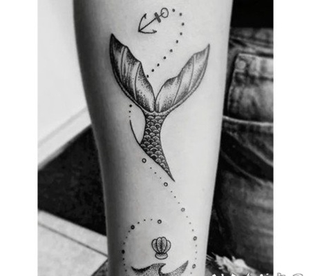 很好看的黑色小鱼尾纹身图片