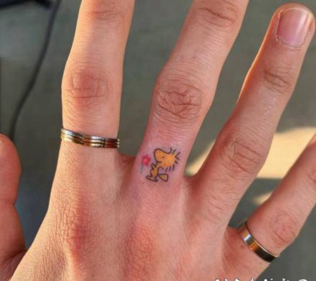 1小清新的手背和手掌等手部纹身作品