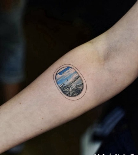 飞机窗外的风景纹身图片