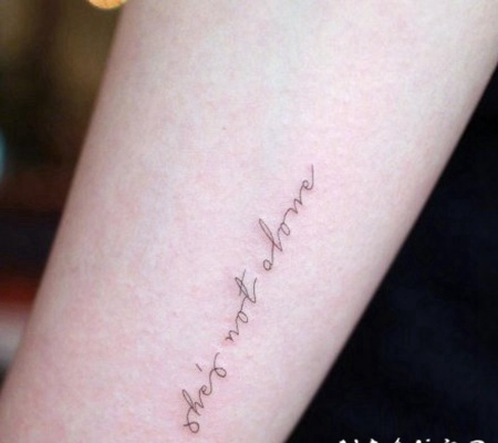 特别的极简小字母纹身图片