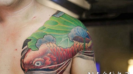 静候花开，半甲鲤鱼荷叶彩绘纹身