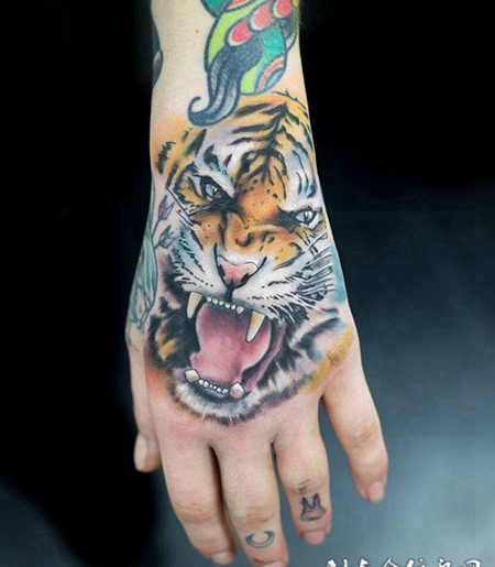 手腕虎虎生威刺青