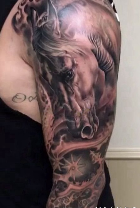 黑灰色的写实骏马纹身作品