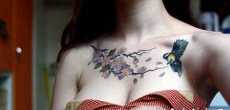 女士性感的胸部纹身作品欣赏