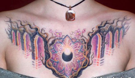 女士胸部处的小清新纹身作品