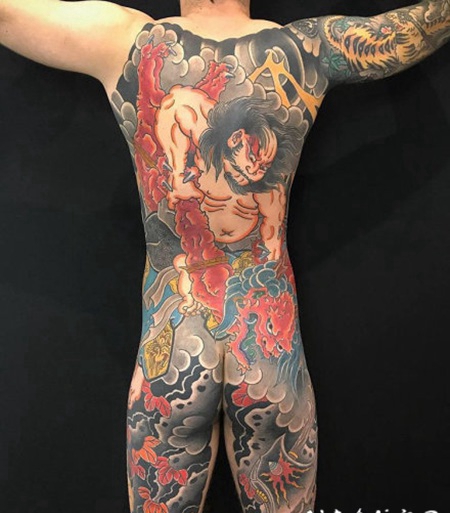 传统日式的满背通体纹身图案