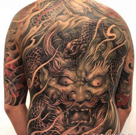 中国传统风格的大满背纹身作品
