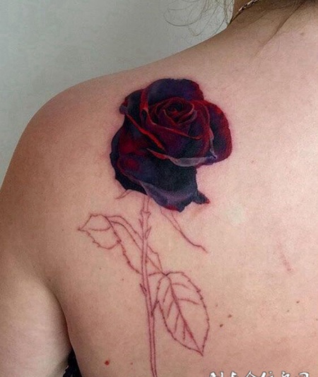 后背妖艳却即将枯萎的玫瑰纹身