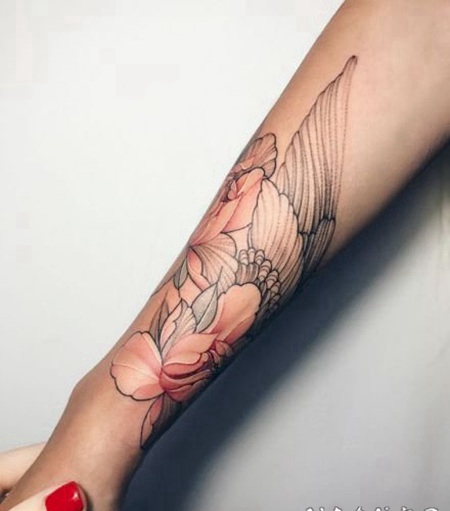 1女生的粉红色素净的花朵纹身图案