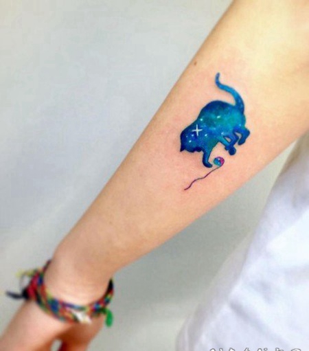 猫的轮廓+星空主题的纹身作品