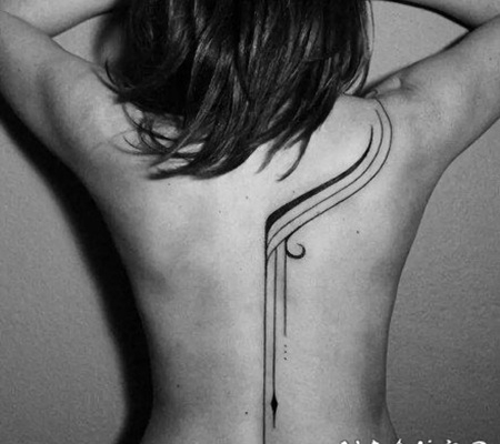 1女生后背的性感颈椎脊椎骨纹身图案