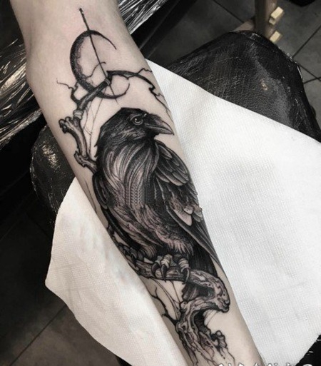 乌鸦主题的深黑色乌鸦纹身图案