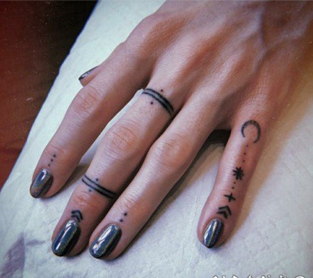 纹在手指上的简约小纹身图片