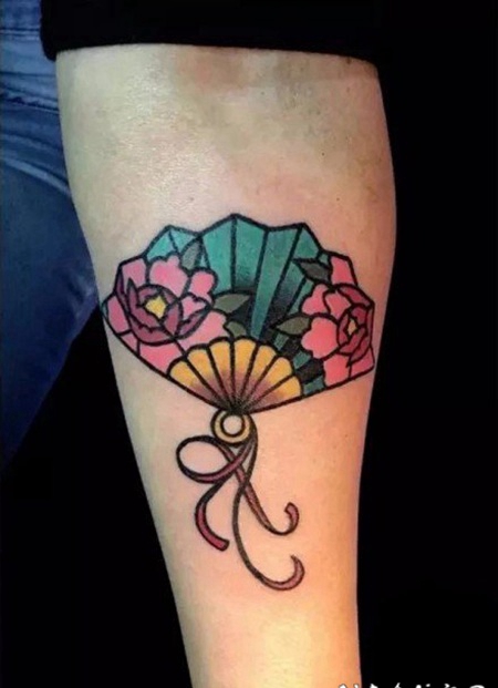 美丽好看的扇子纹身图案