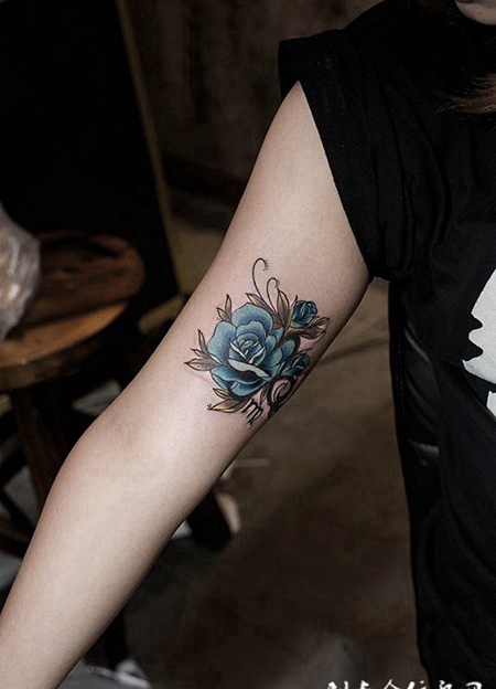 蓝色梦幻，手臂美丽的蓝色玫瑰彩绘纹身缩略频道推荐图
