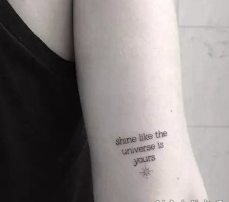 简约范的英文字母小纹身图案1