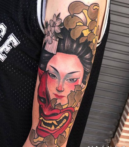 包手臂的newschool女郎纹身图