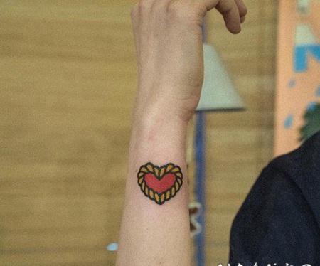 来自韩国的小绳子主题纹身图