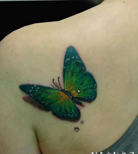 美女肩背漂亮的彩色纹身
