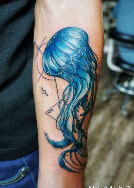 海中的浪漫，手臂深蓝水母唯美纹身