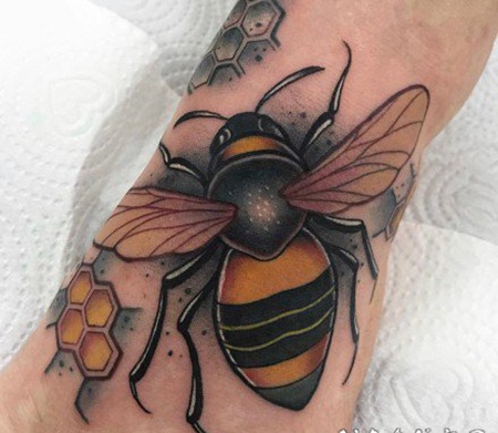 暗黑色调的昆虫纹身图片欣赏