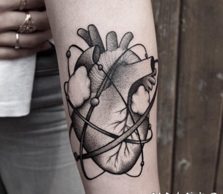 暗黑色的心脏纹身图案赏析