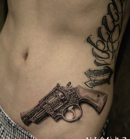 男人的浪漫，腰部d手枪创意纹身
